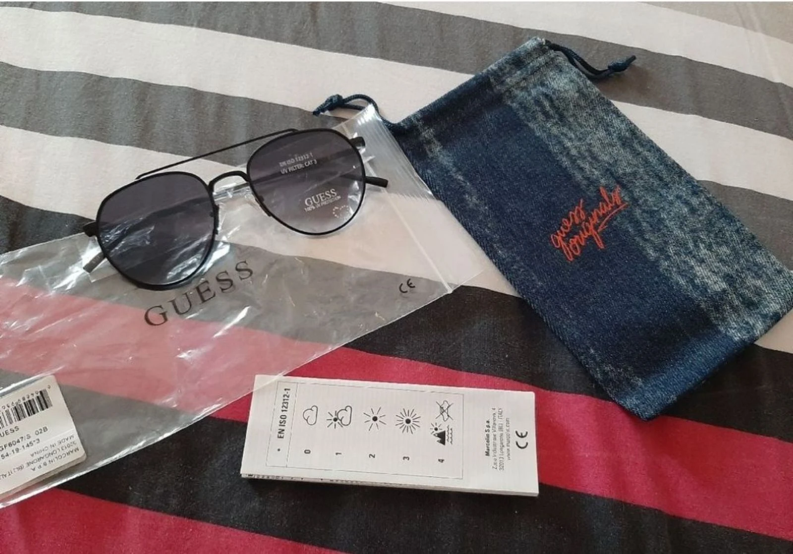 Lunette de soleil aviateur strasse cœur Guess neuf 